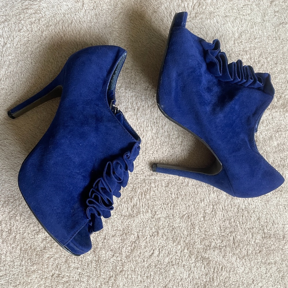 Deep Blue Anne Michelle Velvet Heels with Ruffles. U.S. Size 8